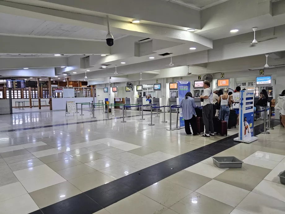 Terminal 2A, check-in kontuarları