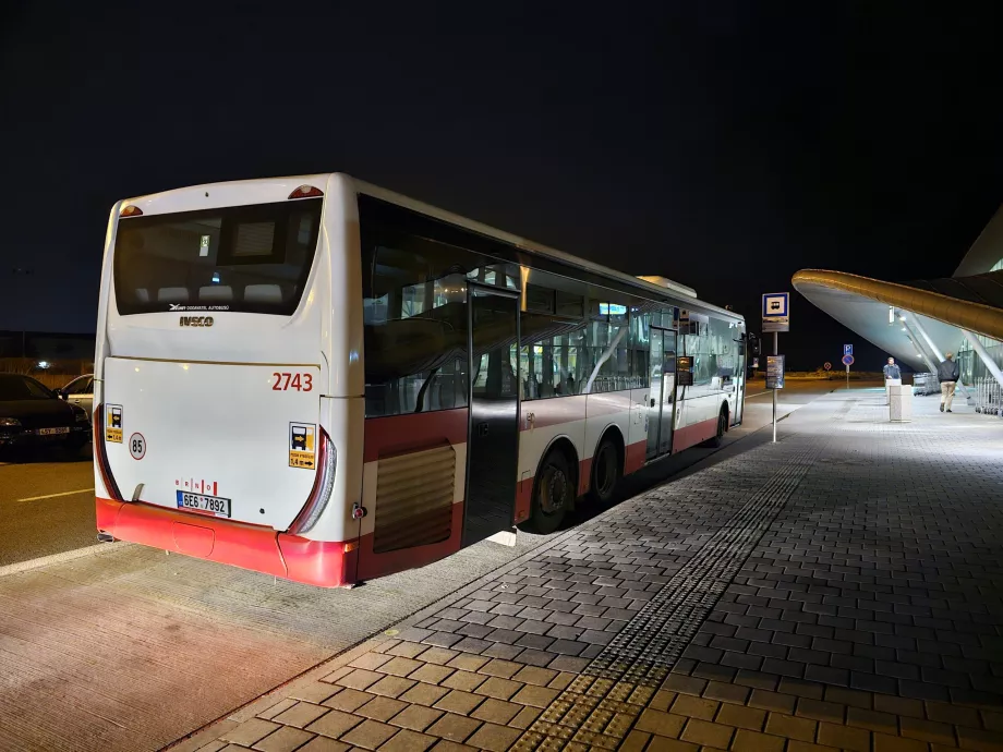 Terminalin önündeki otobüs durağı