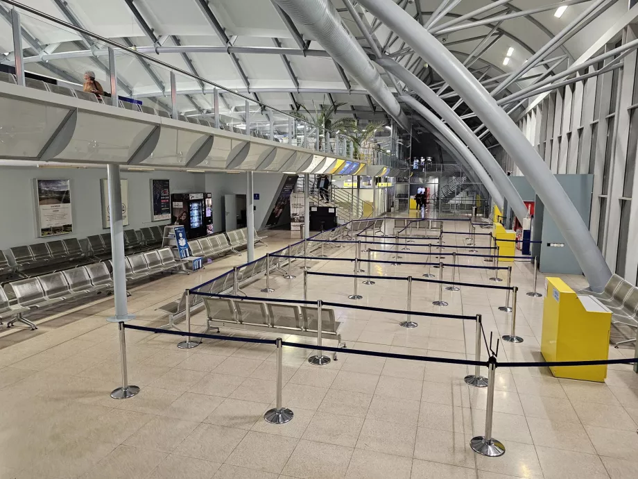 Transit alanı ve kalkış kapıları, BRQ Havalimanı