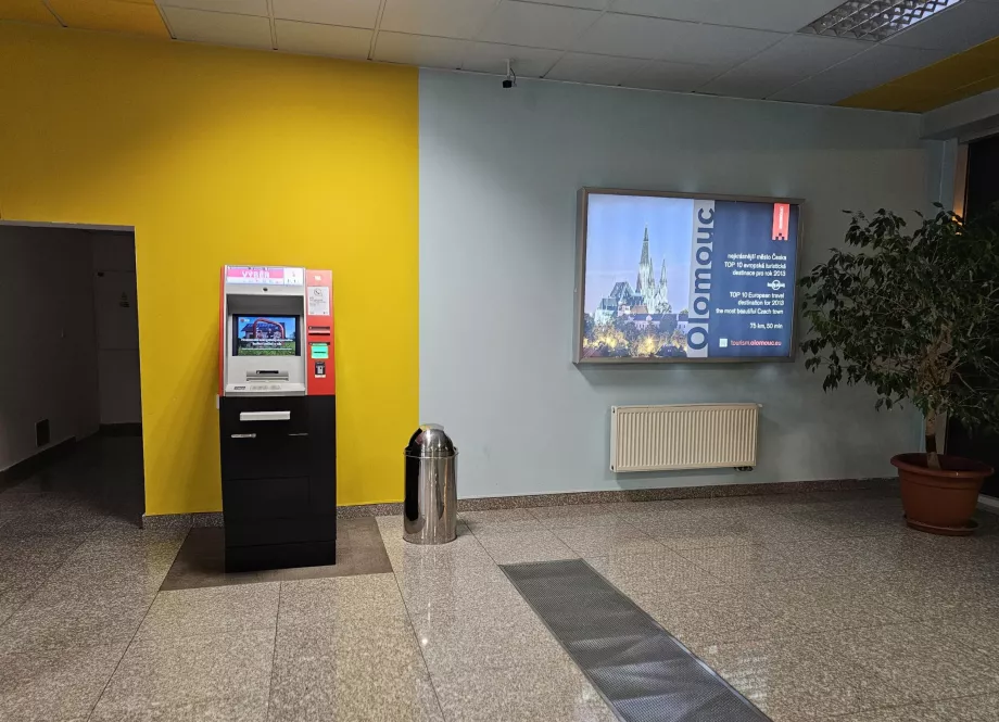 BRQ Havalimanı gelen yolcu salonundaki ATM