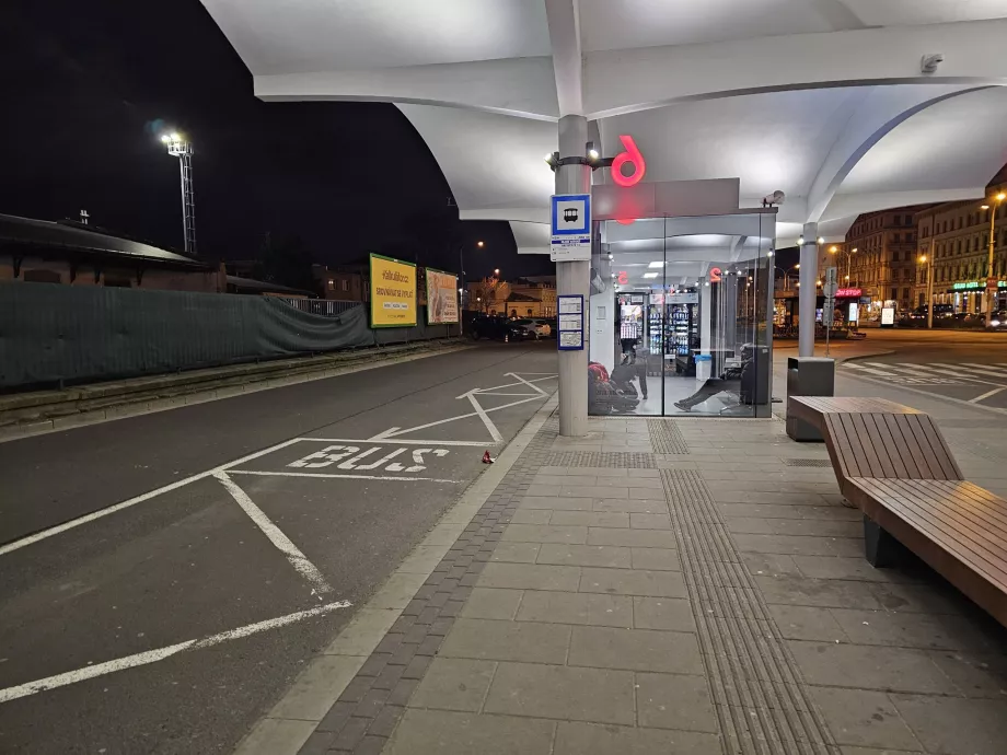 Ana tren istasyonunda havaalanına doğru E76 otobüs durağı