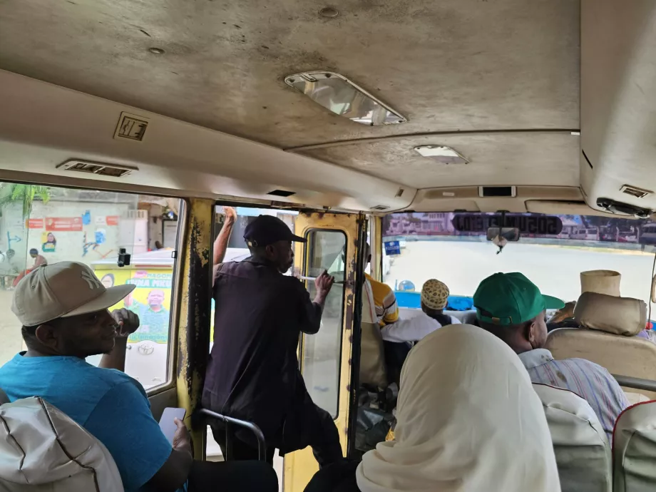 Otobüsteki kondüktör