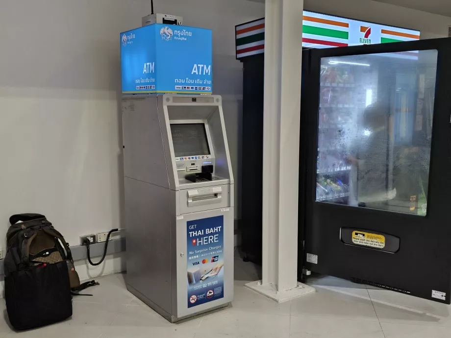 ATM'ler, gelen yolcu salonu