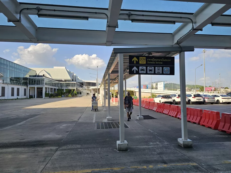 Ulusal ve uluslararası terminaller arasındaki açık yaya koridoru