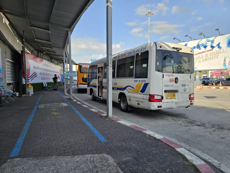 Ulusal terminalin önündeki otobüs durakları
