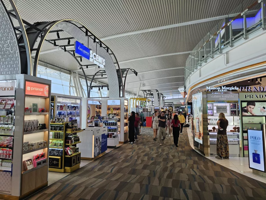 Uluslararası terminalin transit bölgesindeki mağazalar