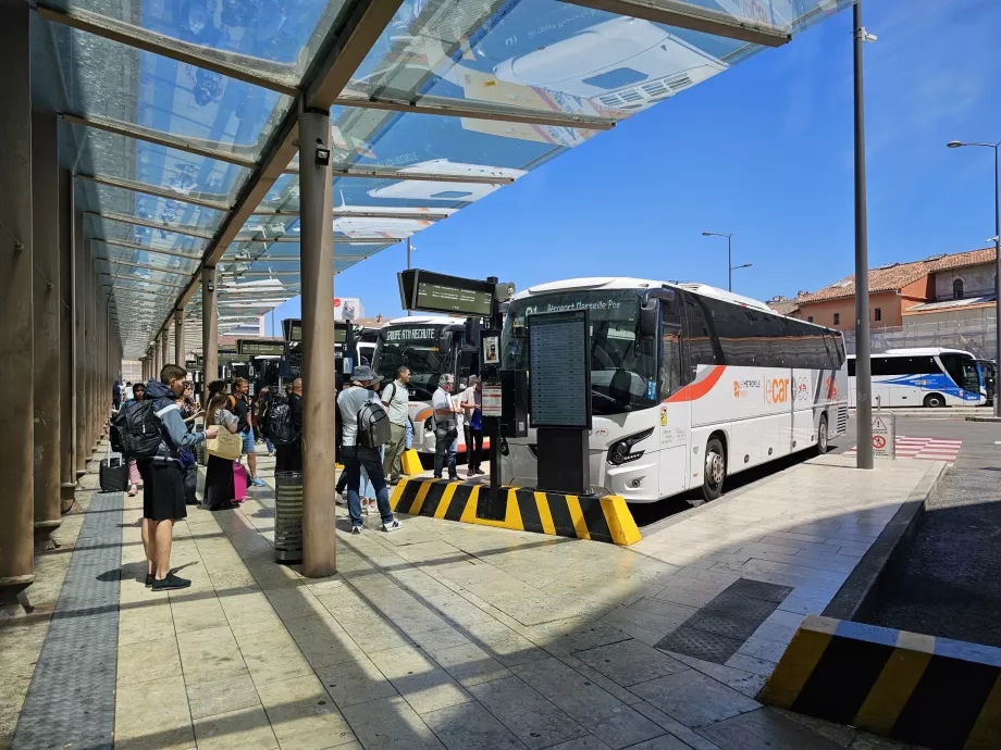 St Charles Havaalanı otobüs durağı