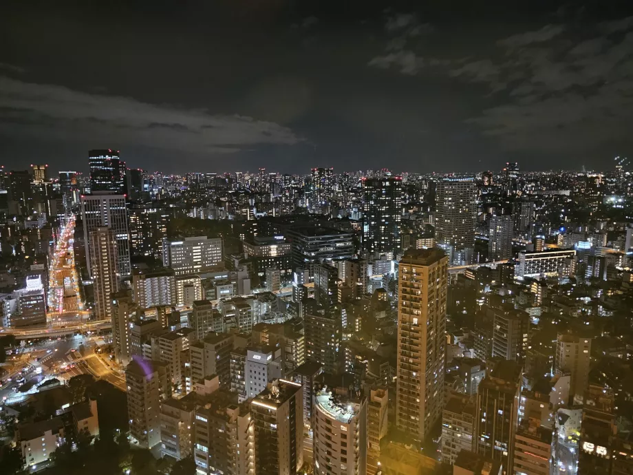 Gece boyunca ana gözlem güvertesinden görünüm