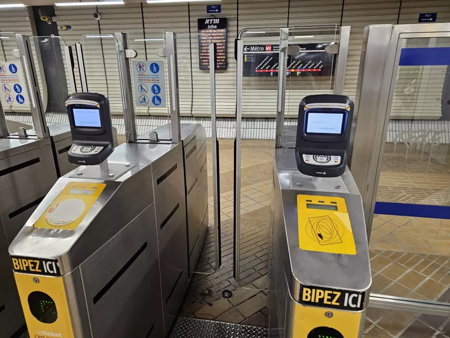 Bileti sarı okuyucuya, ödeme kartını siyah okuyucuya takın