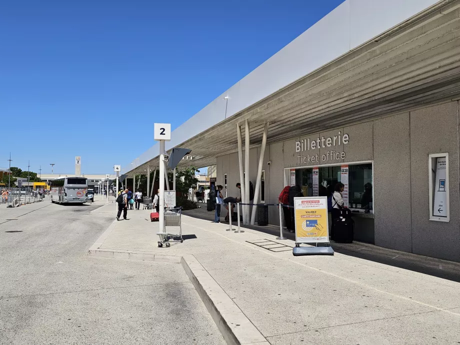 Bilet gişesi, terminalin önündeki otobüs terminali