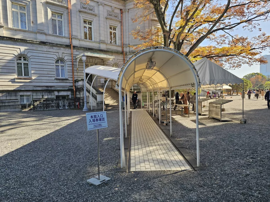 Akasaka Sarayı'nın iç kısmına giriş