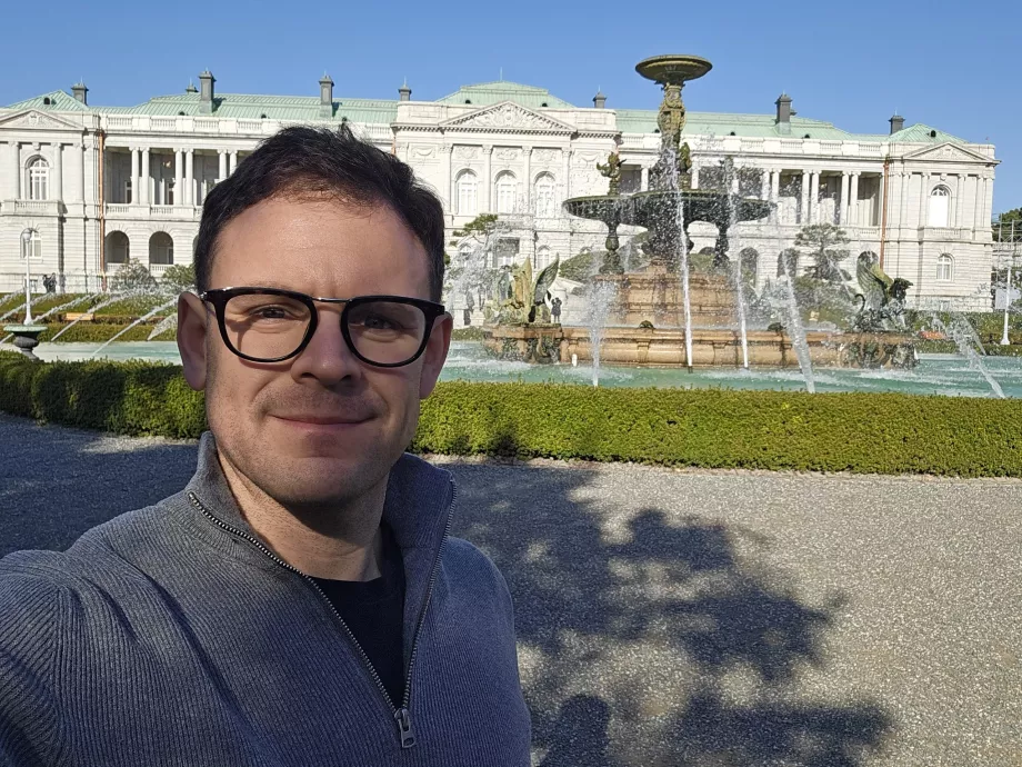 Akasaka Sarayı'nın önünde ben