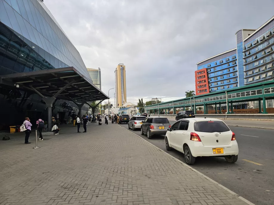 Tren istasyonunun dışında Bolt veya Uber araçları