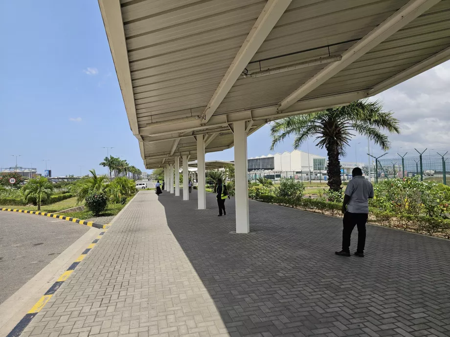 Terminal 2 ile Terminal 3'ü birbirine bağlayan yürüyüş yolu