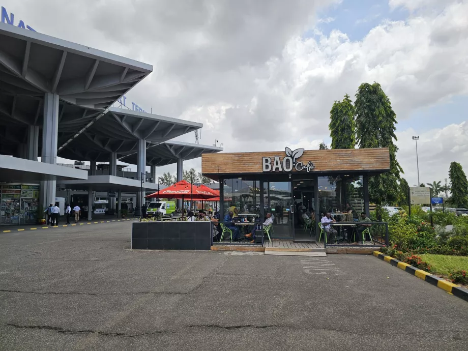 Terminal 2'nin önündeki kafe