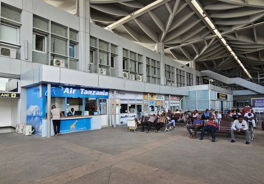 Kalkış salonunun önündeki havayolu check-in kontuarları
