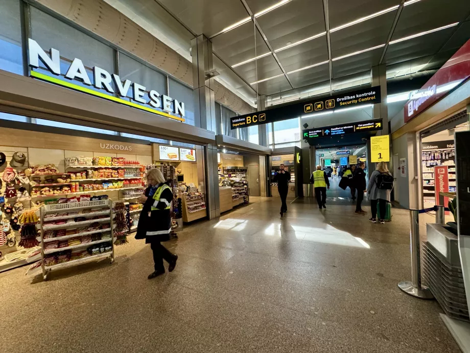 Havaalanı güvenlik kontrolünden önceki Narvesen gazete bayisi ve eczanesi
