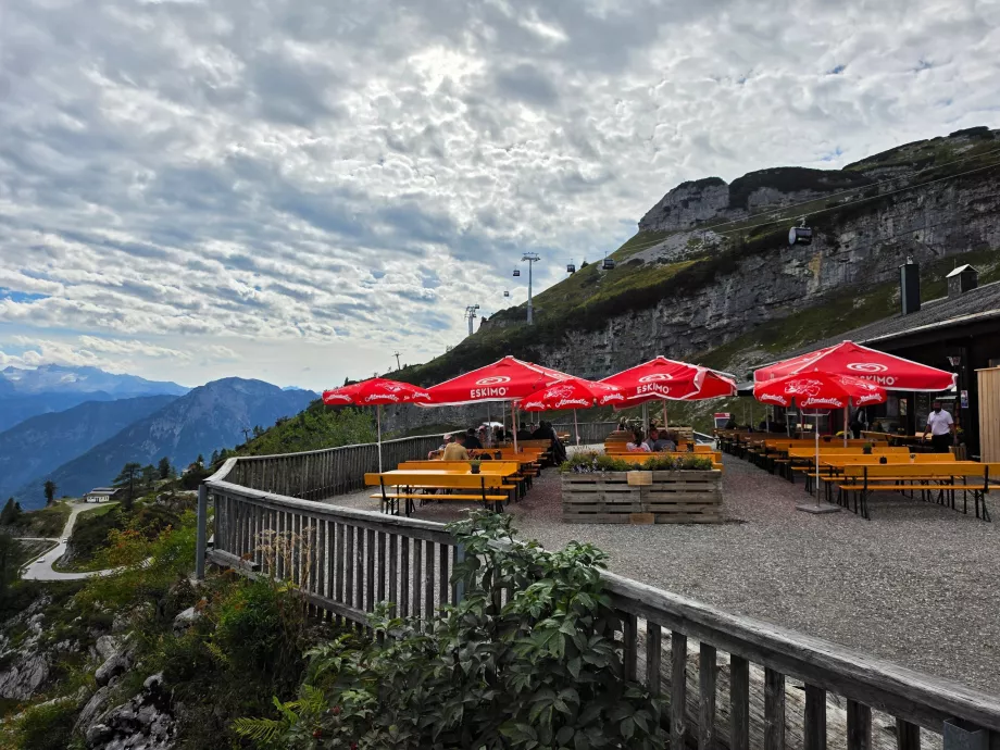 Teleferiğin üst istasyonundaki restoran