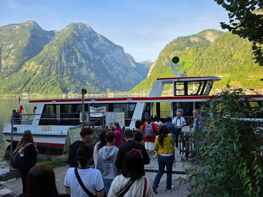 Tren istasyonundan Hallstatt'a giden feribot