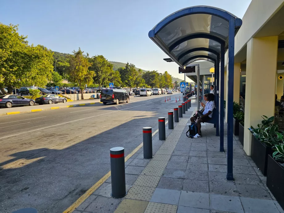Terminaller arasındaki otobüs durağı