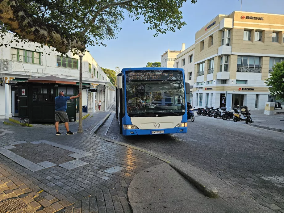 Rodos'un merkezinde bulunan havaalanı otobüs durağı