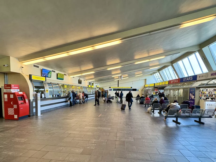 Riga otobüs terminalindeki check-in salonu