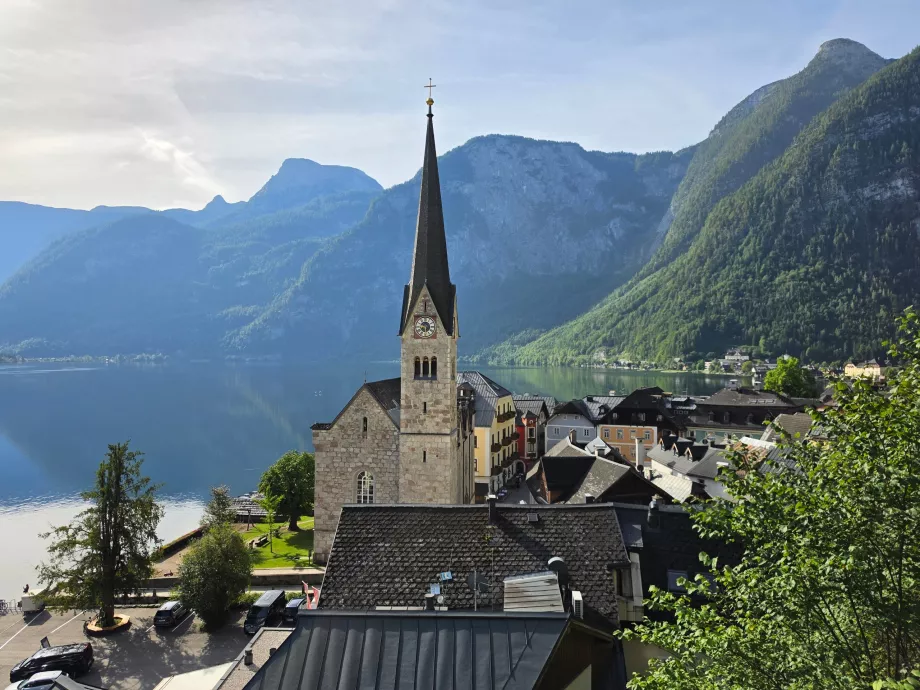 Katolik kilisesinden Hallstatt manzarası