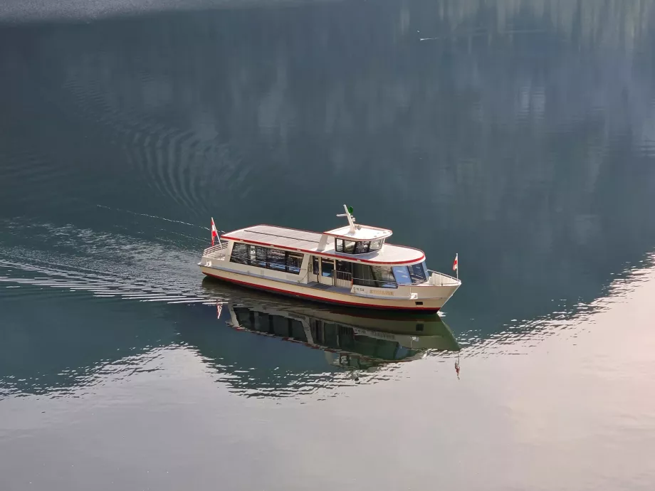 Hallstatt Gölü'ndeki bir tekne