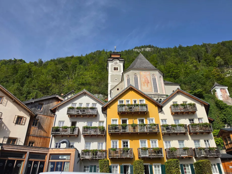 Hallstatt'ın merkezinin üzerinde yer alan Katolik kilisesi