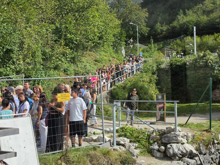 Tren istasyonunda feribot için uzayan bir kuyruk