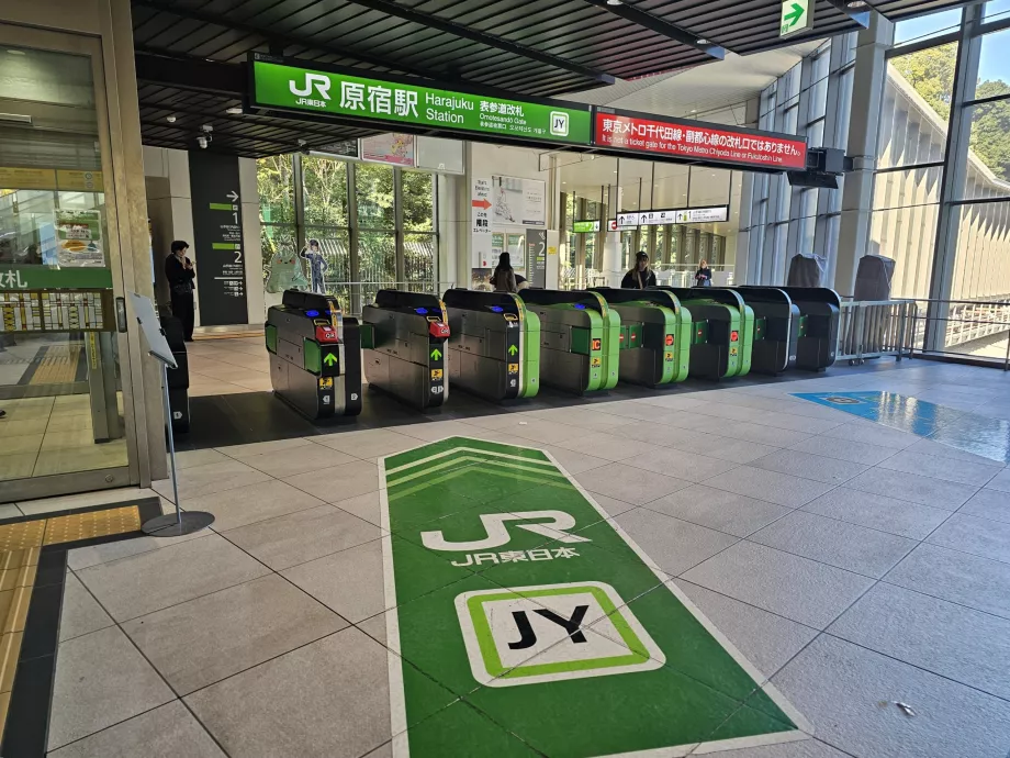 JR tren platformlarına erişim için turnikeler