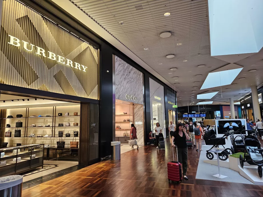 Transit bölgedeki dükkanlar