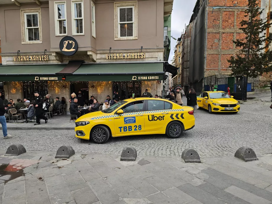 İstanbul şehir merkezinde taksi/Uber