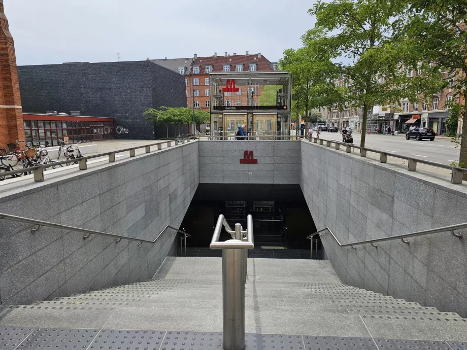 Metro girişi ve tabelaları