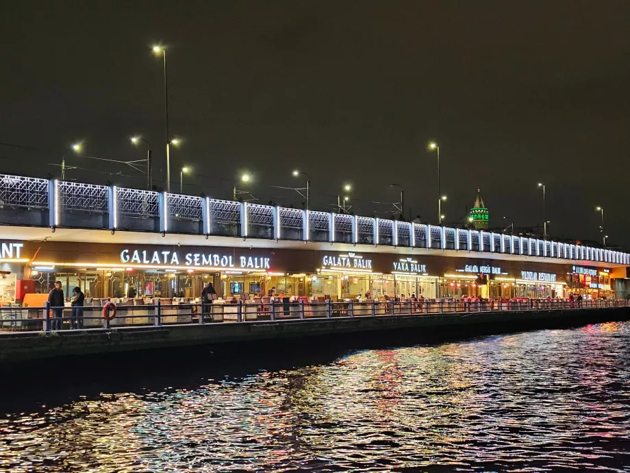 Geceleyin Galata Köprüsü