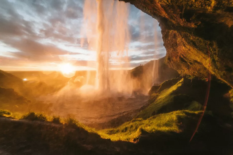 Seljalandsfoss üzerinde gün batımı