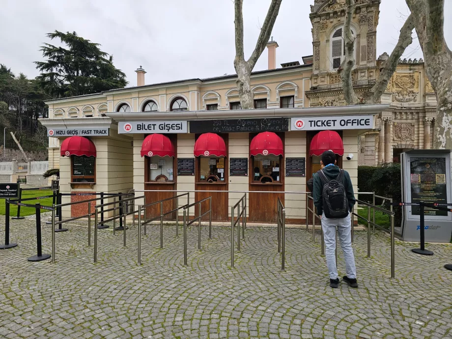 Dolmabahçe Sarayı ana girişi