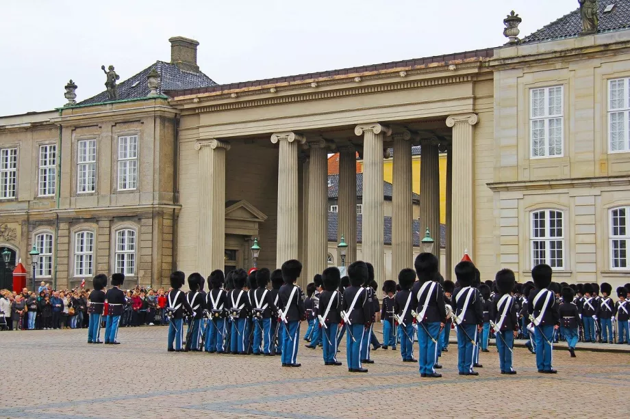 Muhafızların Değişimi, Amalienborg