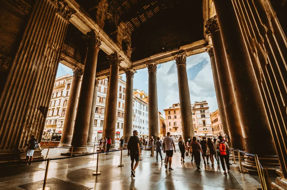 Pantheon girişi
