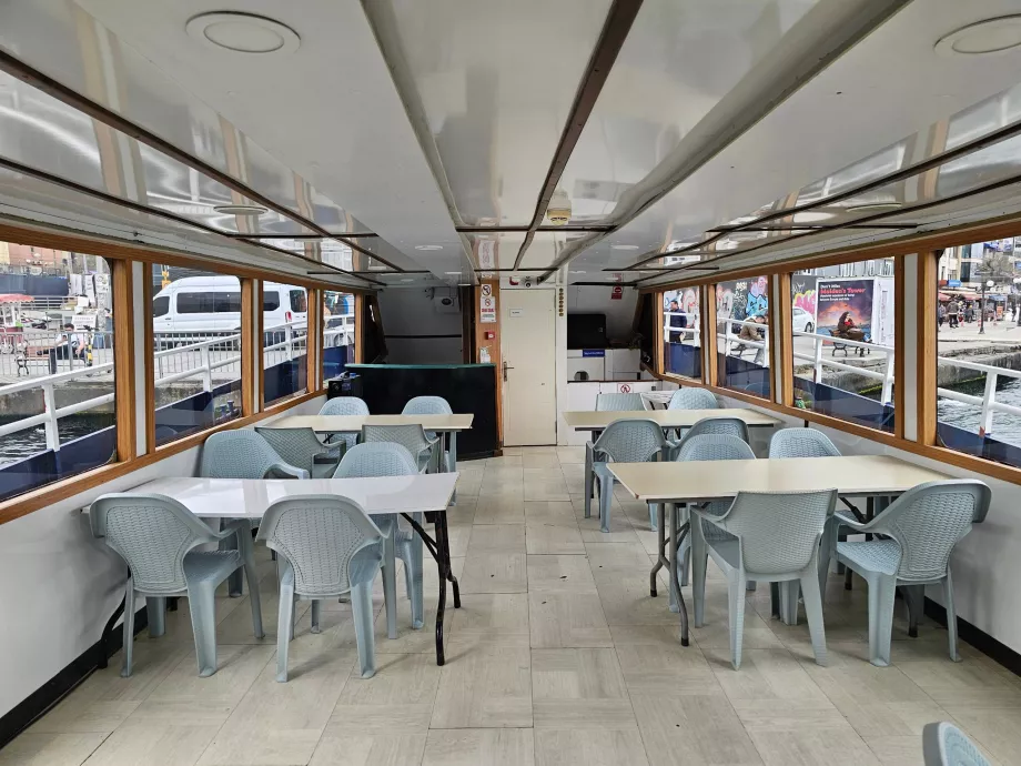 Kız Kulesi'ne giden teknenin içi