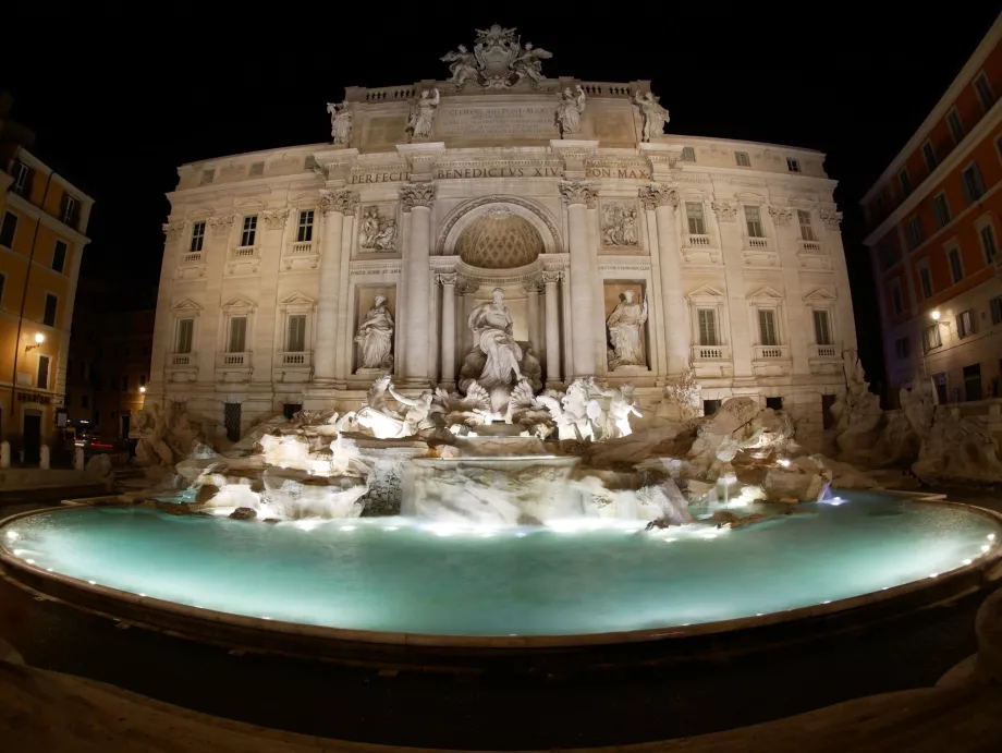 Trevi Çeşmesi gece