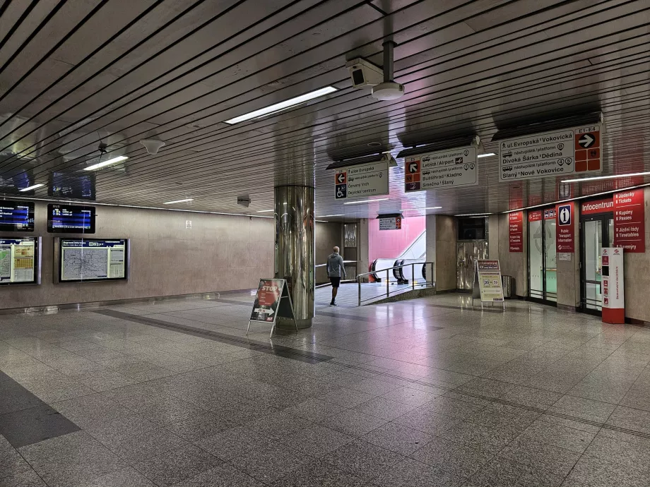 Nádraží Veleslavín metro istasyonundaki troleybüs durağından çıkın