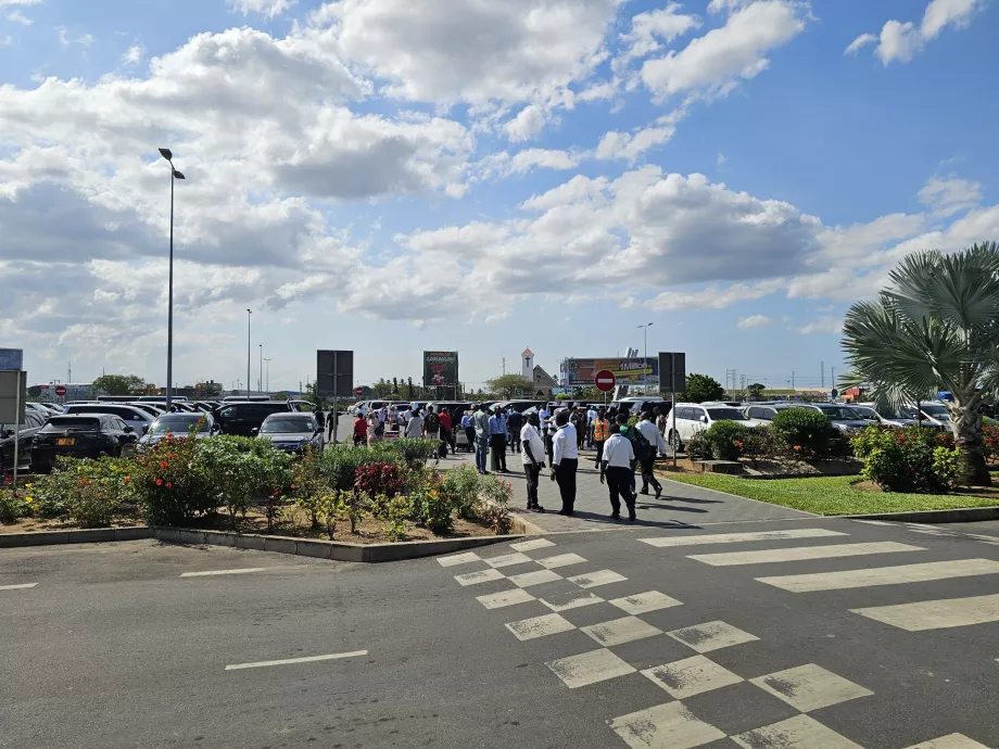 Terminal 3'ün dışındaki taksi şoförleri