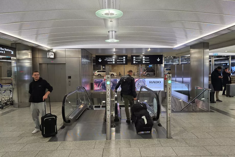 Geliş salonlarından tren, otobüs ve tramvay istasyonlarına giden güzergâh