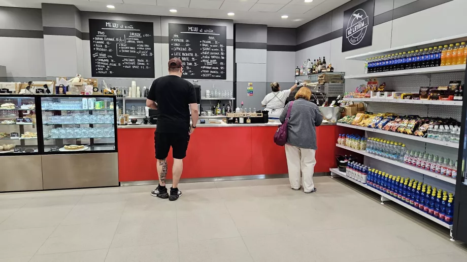 Güvenlik kontrolünden sonra ikramlar