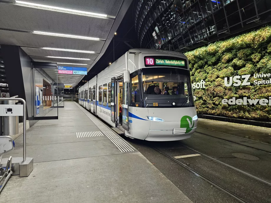 Havaalanındaki tramvay durağı