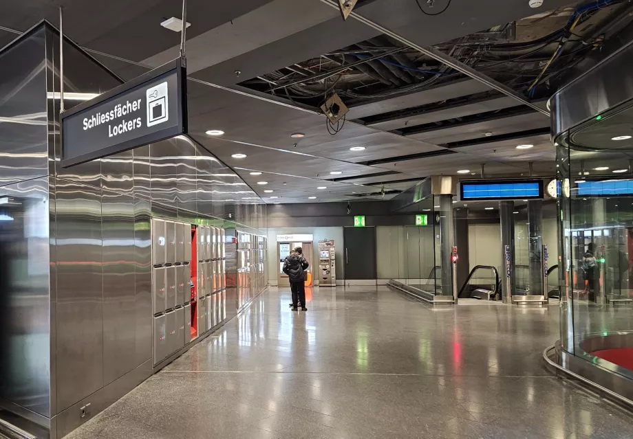 Tren istasyonundaki bagaj dolapları