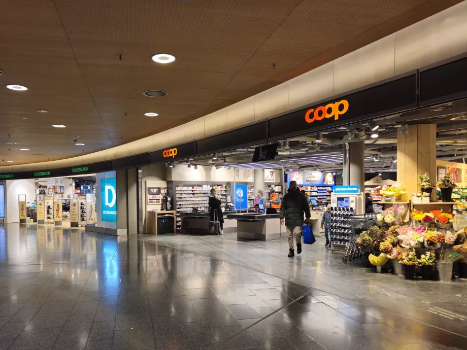 Tren istasyonundaki Coop, ZRH Havalimanı