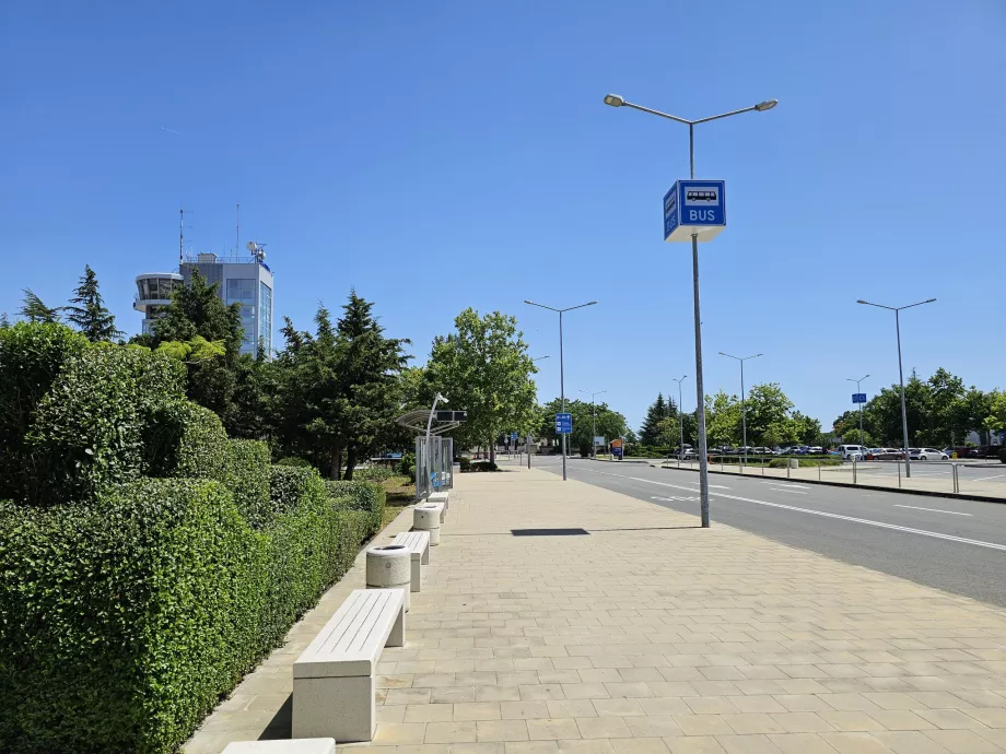 Terminalde durun - Sarafovo yönüne giden 15 numaralı hat, Burgaz merkezine giden 15A numaralı hat