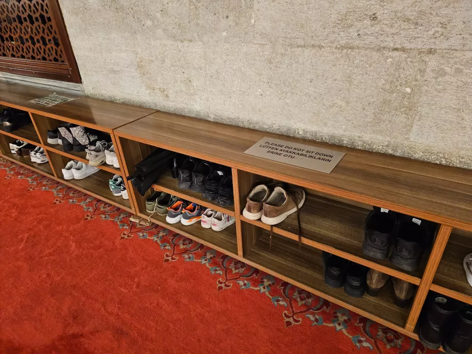 Süleyman Camii, ayakkabı alanı